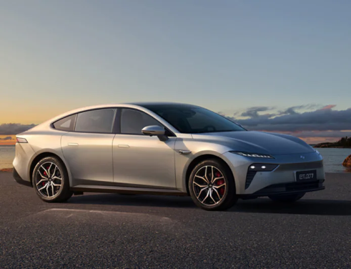 [Türkçe] 2025 Dongfeng eπ007 Resmi Olarak Piyasaya Çıktı: Şık Elektrikli Fastback Sedan 115.900 Yuan'dan (16.000 $) Başlayan Fiyatlarla