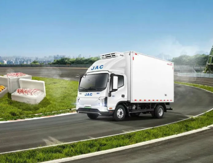 JAC ES9 Electric Refrigerated Truck Sets New Standard for Summer Cold Chain Logistics